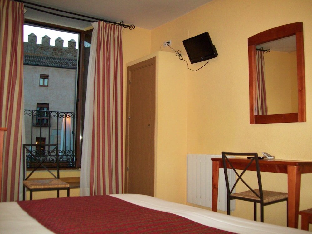 Superior Double room with balcony Hostal Restaurante Puerta del Alcázar