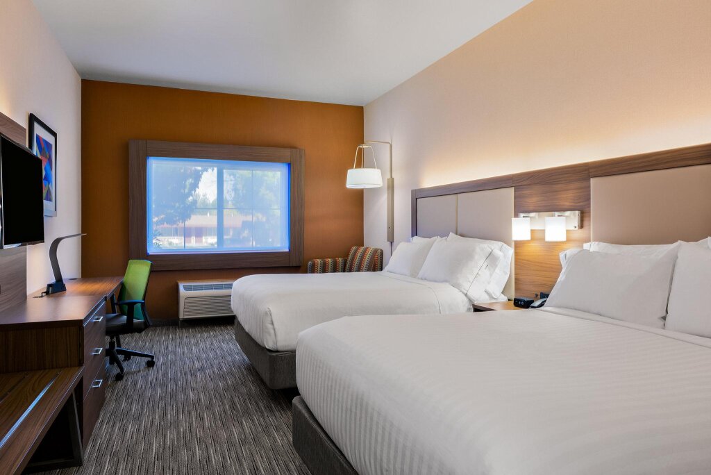 Четырёхместный номер Standard Holiday Inn Express Hotel & Suites Oroville Lake, an IHG Hotel