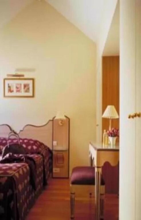 Номер Standard Hotel Suites Unic Renoir Saint-Germain