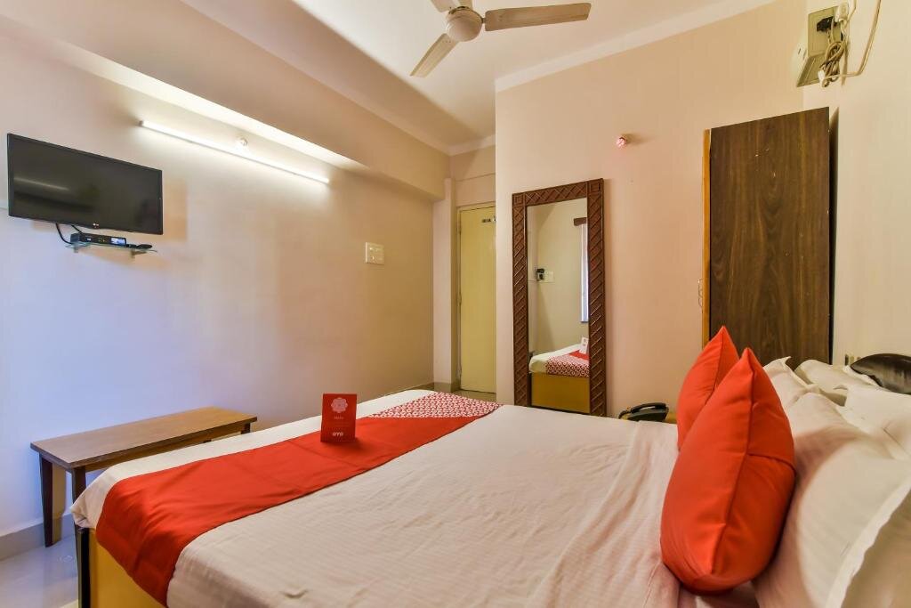 Classic Double room with balcony Flagship Hotel 4 Pillar's Near Immaculate Conception Church