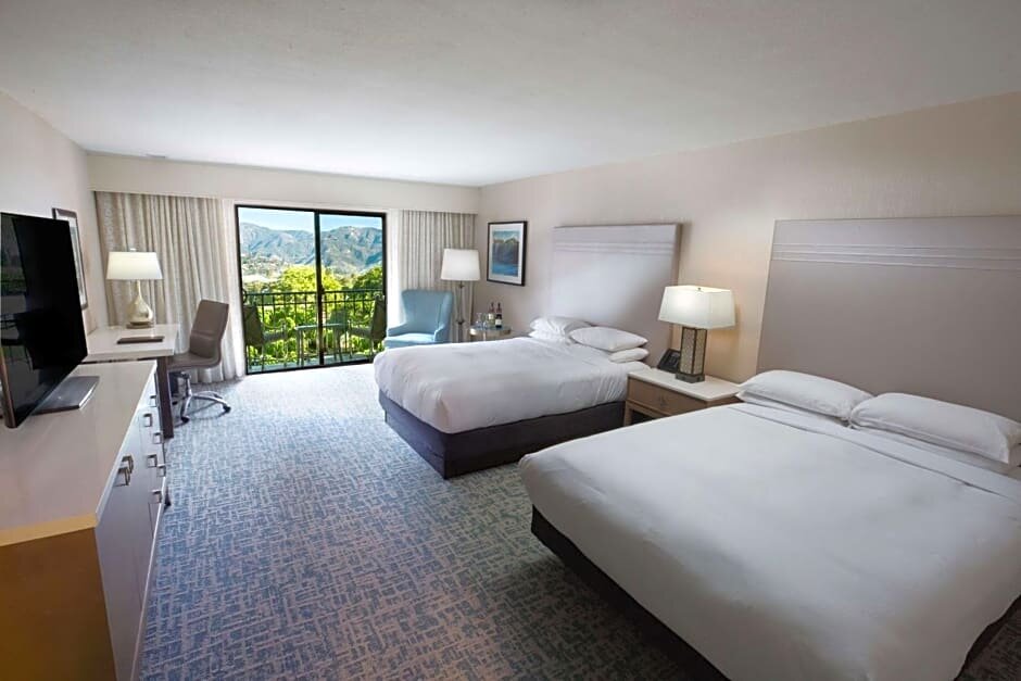 Четырёхместный номер Standard с видом на горы Hilton Santa Barbara Beachfront Resort