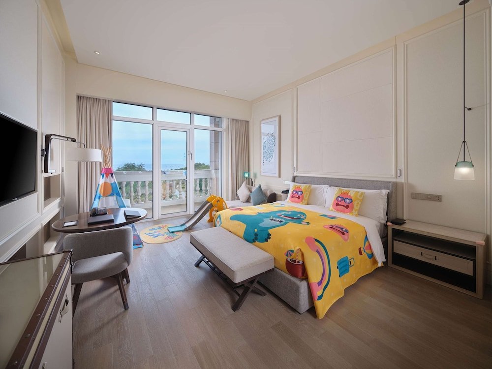 Standard Double room with ocean view Hilton Dalian Golden Pebble Beach Resort