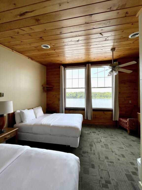 Четырёхместный номер Standard с видом на озеро Hanging Horn Lakeside Resort