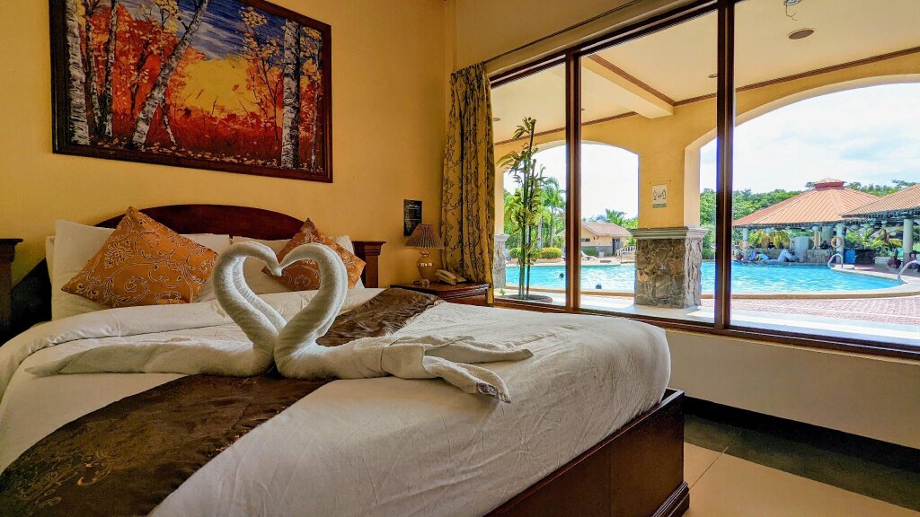 Люкс с видом на бассейн Subic Waterfront Resort And Hotel