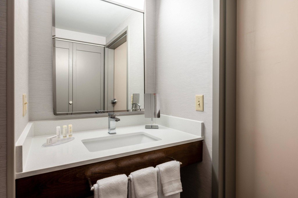 Standard Double room Courtyard by Marriott Columbus Airport