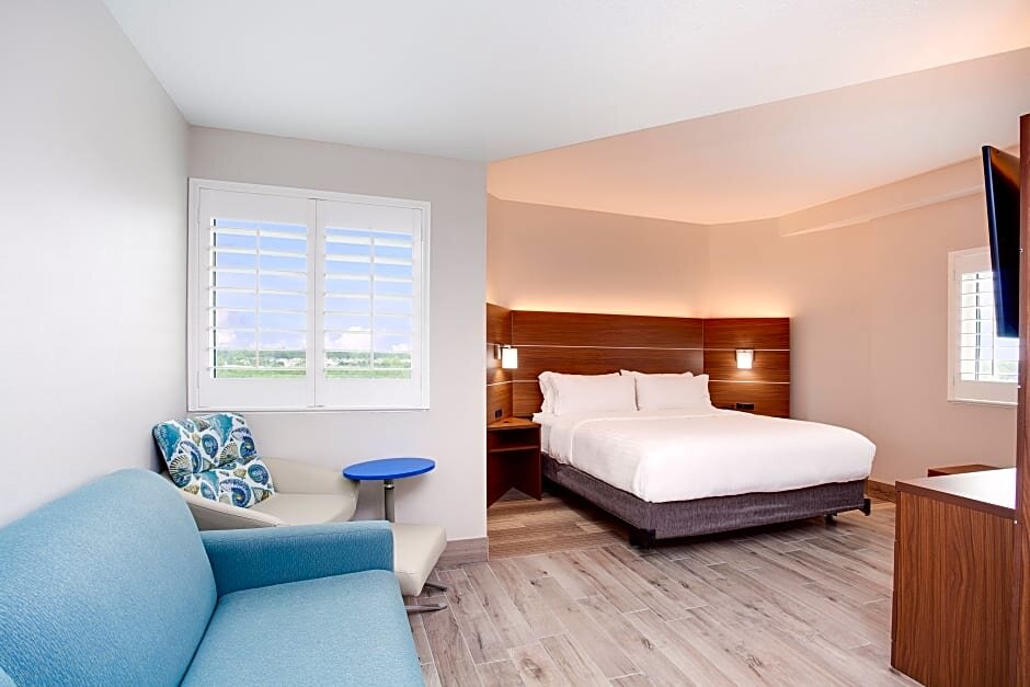 Люкс Holiday Inn Express & Suites Panama City Beach Beachfront, an IHG Hotel