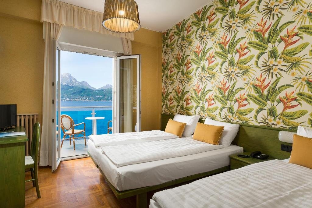 Трёхместный номер Standard с балконом и с видом на озеро Hotel Caribe - Garda Lake Collection