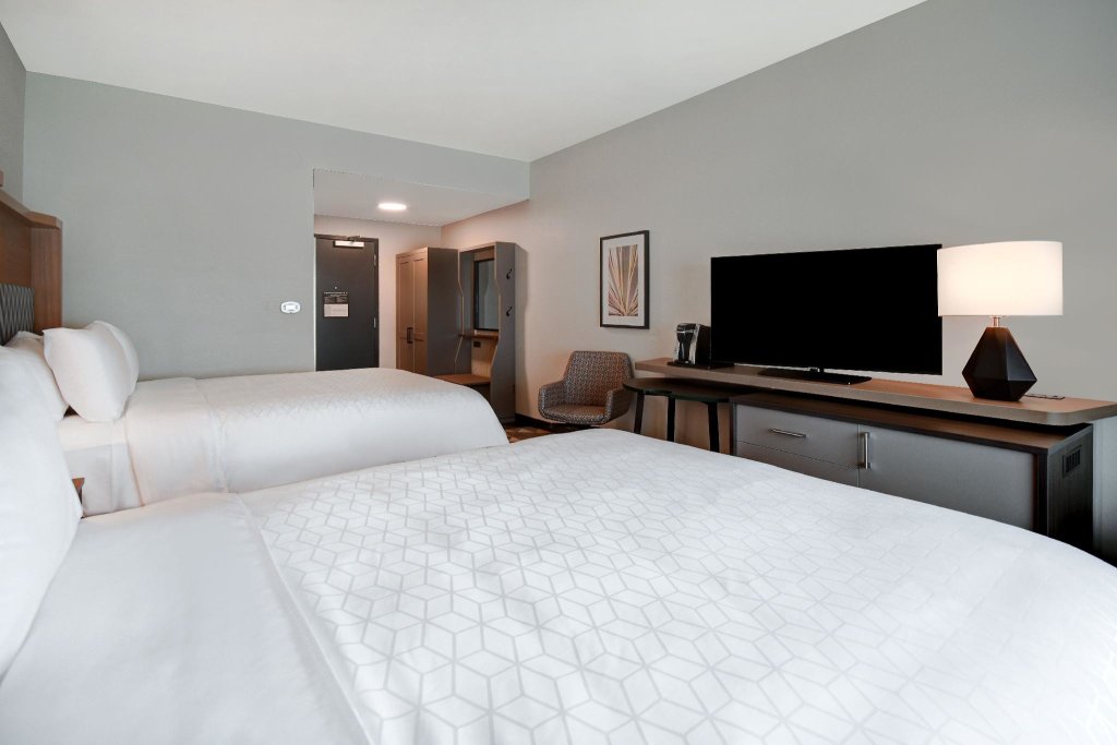 Четырёхместный номер Premium Holiday Inn - Erie, an IHG Hotel