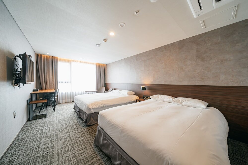 Двухместный семейный номер Deluxe Hotel With Jeju