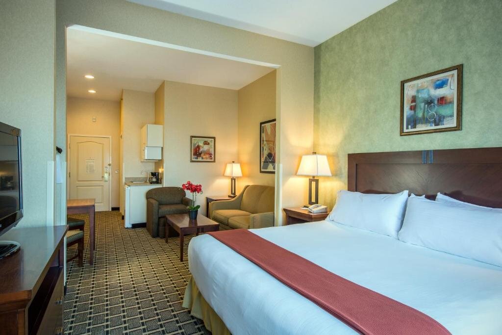 Suite Holiday Inn Express & Suites Youngstown N , an IHG Hotel