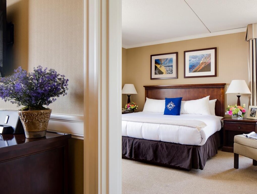 Кровать в общем номере Salem Waterfront Hotel & Suites
