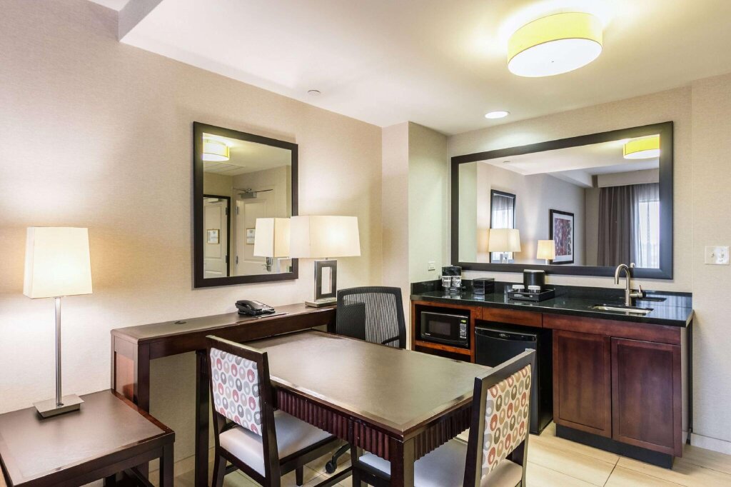 Двухместный люкс с 2 комнатами Embassy Suites by Hilton Newark Airport