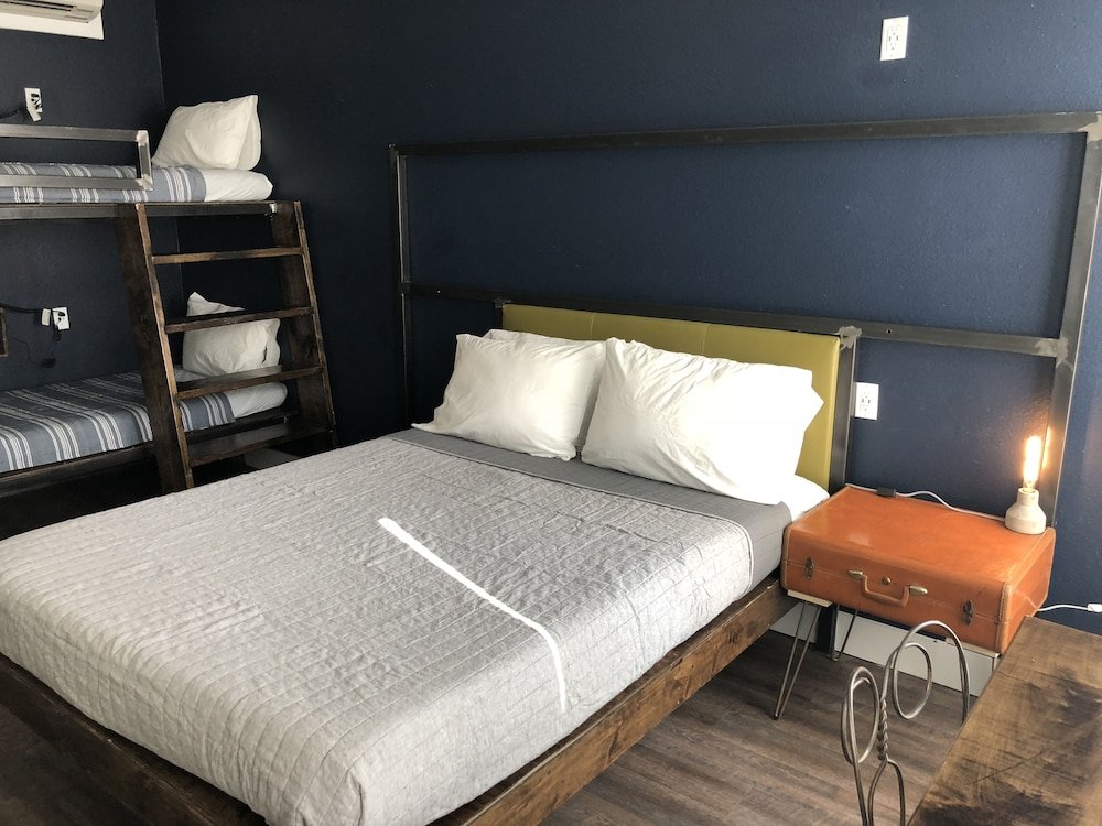 Кровать в общем номере c 1 комнатой Deep Ellum Hostel