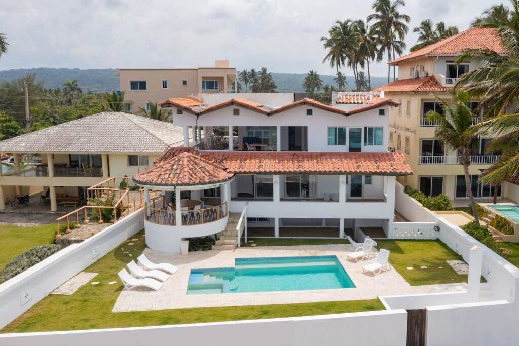 Villa Villa Oasis - Luxurious 5 Bedroom Beachfront Villa with Private Pool