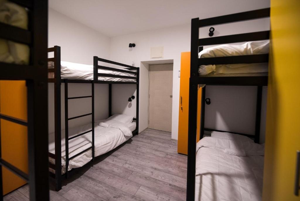 Кровать в общем номере Hostel Evropa