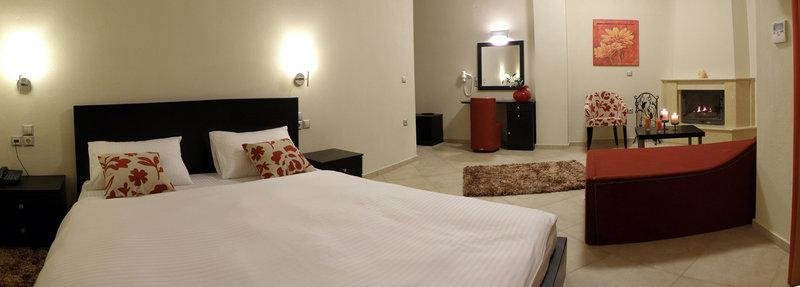 Кровать в общем номере Hotel Meteoritis
