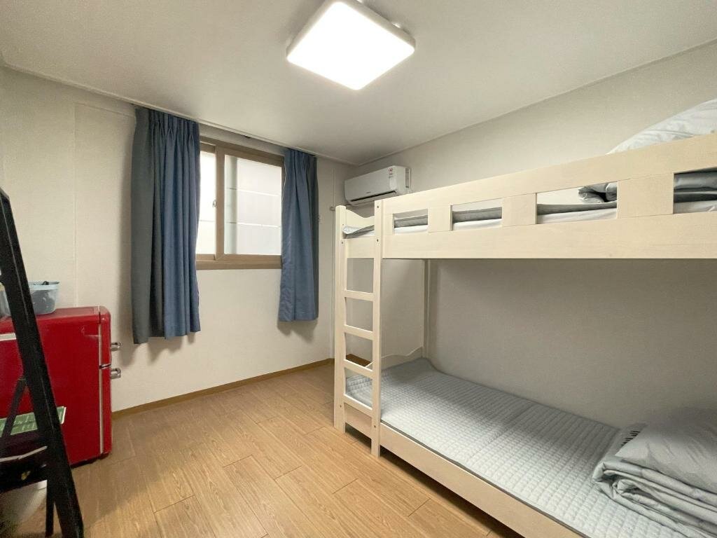 Кровать в общем номере (мужской номер) Inhere Guesthouse