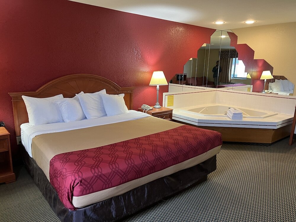 Deluxe room Express Inn & suites