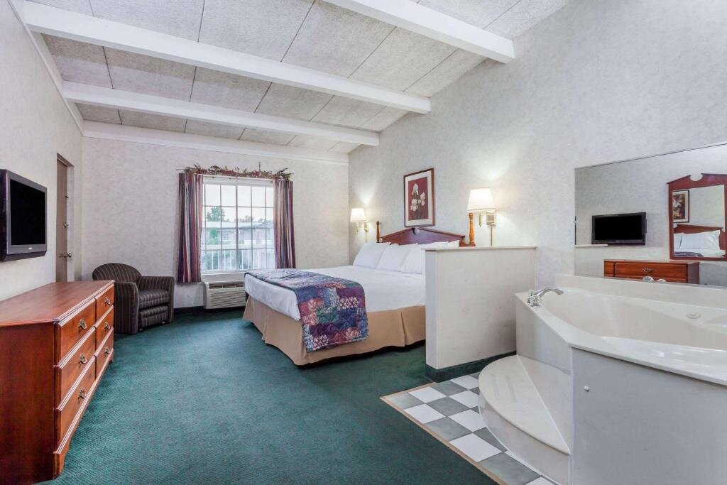 Люкс Days Inn & Suites by Wyndham Lexington