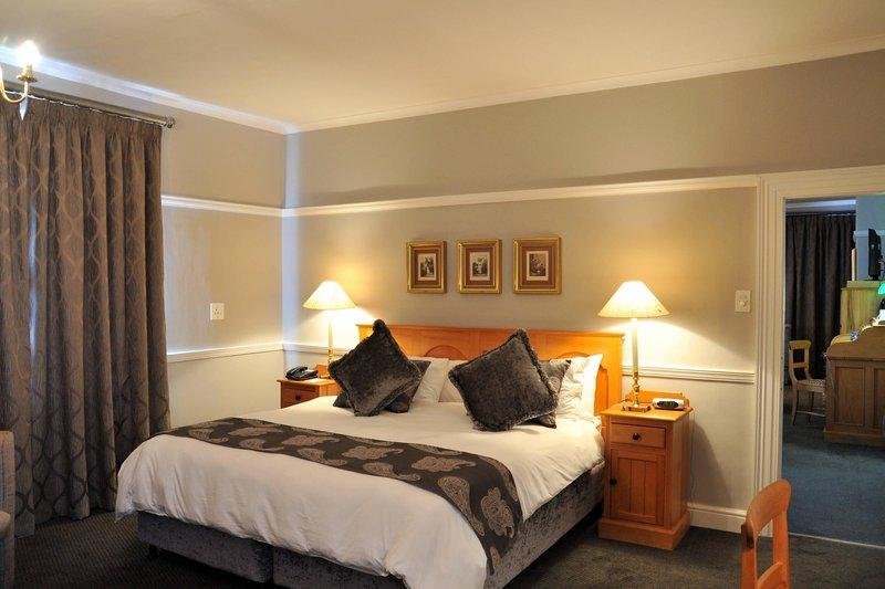 Кровать в общем номере Cumberland Hotel Worcester