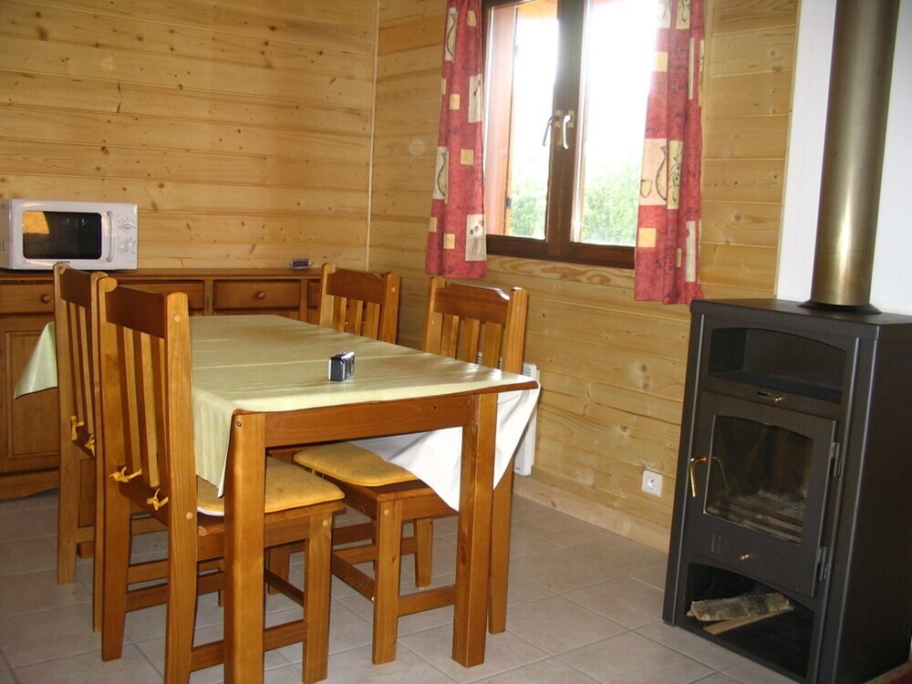 Wooden Chalet Close to Lake Ле Синдика