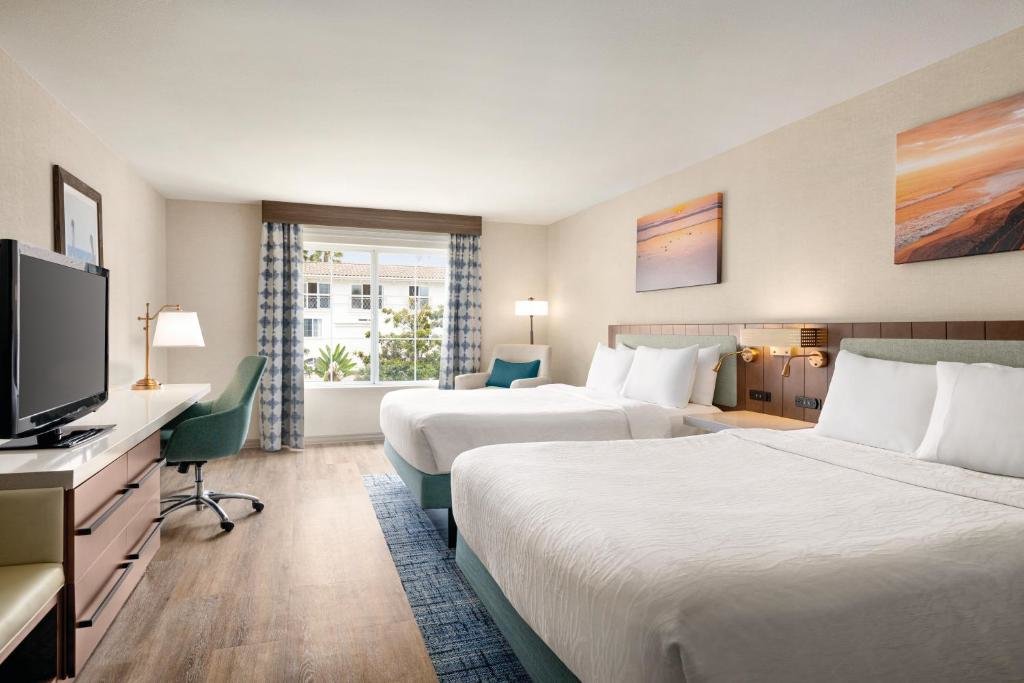 Standard Double room with pool view Hilton Garden Inn Carlsbad Beach