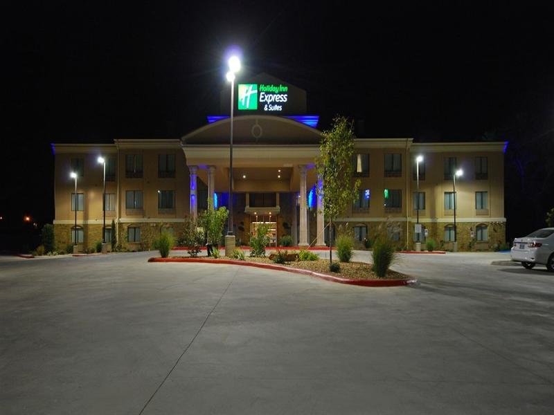 Кровать в общем номере Holiday Inn Express & Suites Gonzales, an IHG Hotel