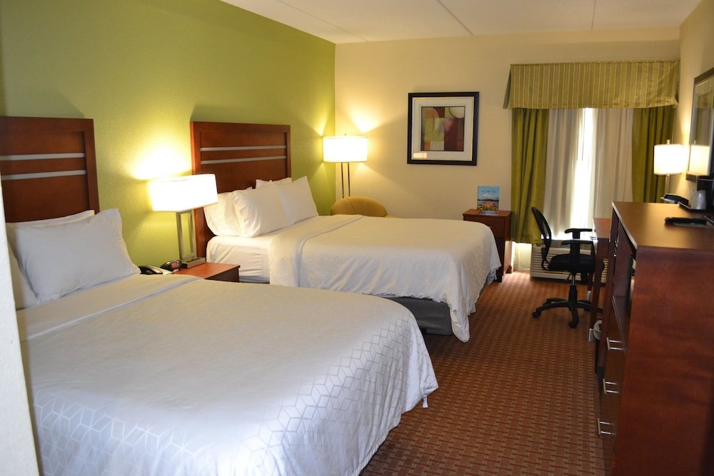 Четырёхместный номер Standard Holiday Inn Express Harrisburg SW - Mechanicsburg, an IHG Hotel