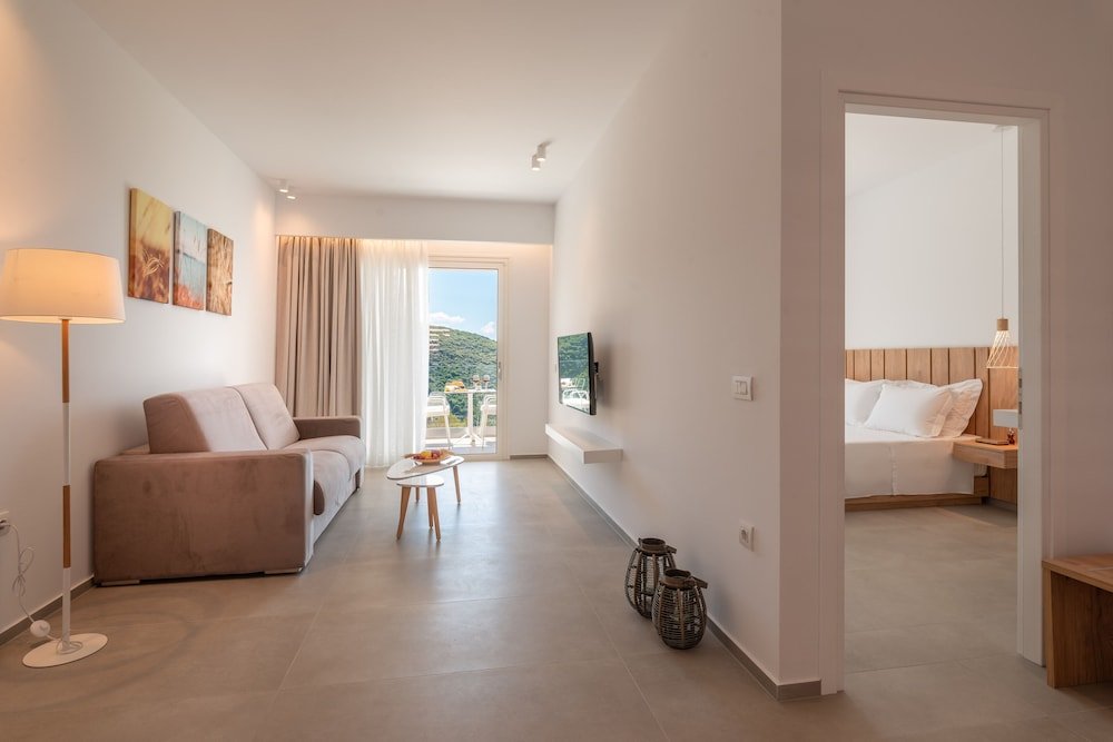Четырёхместный номер Standard с балконом Ninemia luxury residence