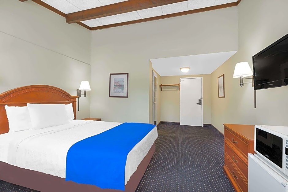 Suite Travelodge by Wyndham Lima OH