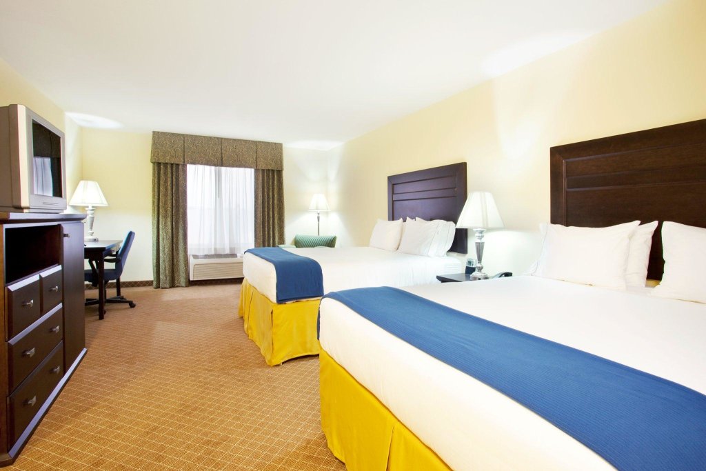 Четырёхместный номер Executive Holiday Inn Express Hotel & Suites Chicago South Lansing, an IHG Hotel