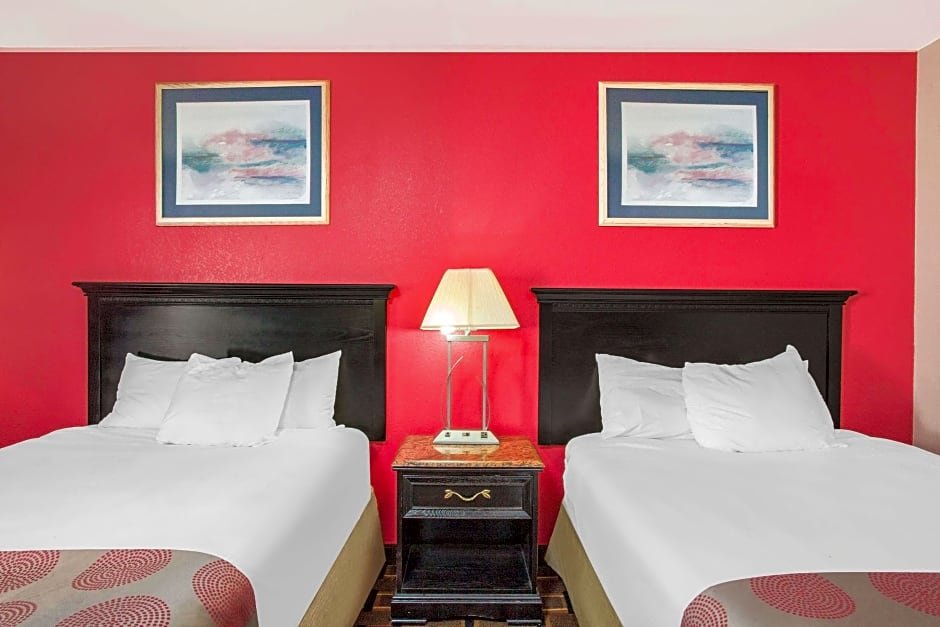 Четырёхместный люкс Ramada by Wyndham Edgewood Hotel & Conference Center