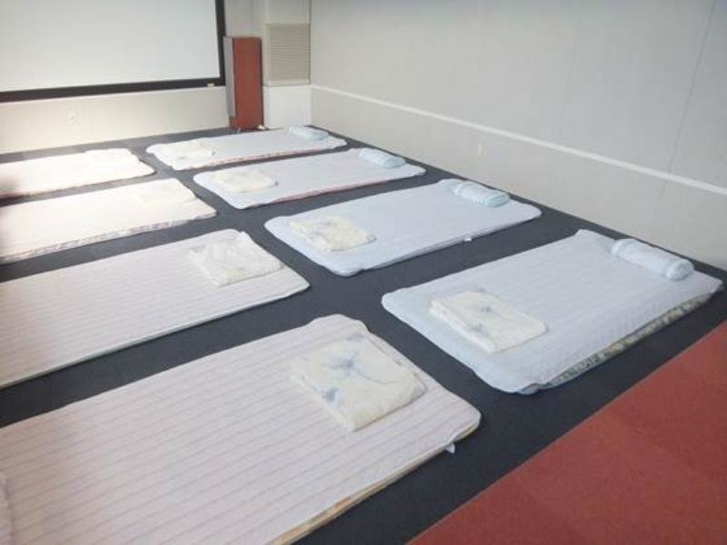 Кровать в общем номере (женский номер) Natural Onsen Hostel Hidamari no Yu