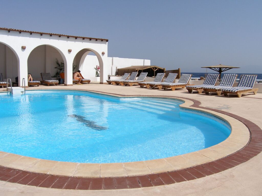 Blue beach club. Blue Beach Club Dahab. Голубой отель Египет. Дахаб Египет отели. Дахаб клаб Египет фото.