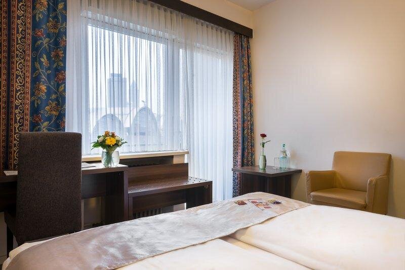 Кровать в общем номере Novum Hotel Continental Frankfurt