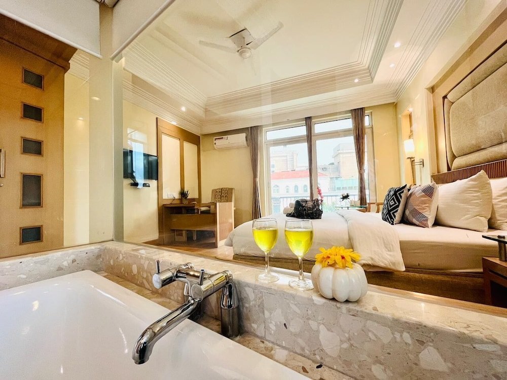 Standard Apartment BluO 1BHK - DLF Galleria | BathTub, Balcony, Suite