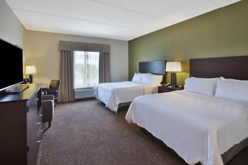Четырёхместный номер Standard Holiday Inn Express & Suites Geneva Finger Lakes, an IHG Hotel