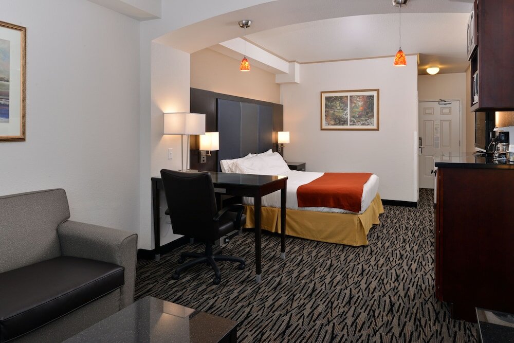 Люкс c 1 комнатой Holiday Inn Express Hotel & Suites Tacoma South - Lakewood, an IHG Hotel
