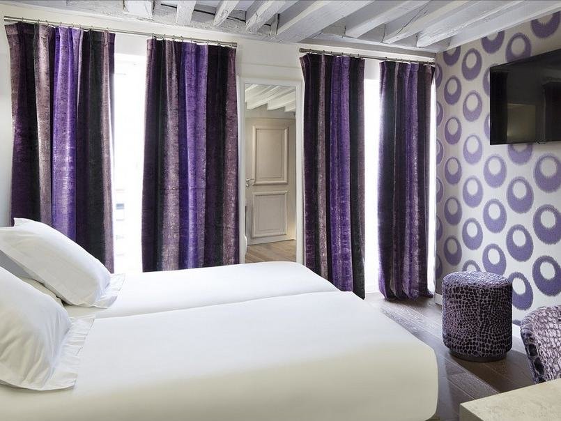 Кровать в общем номере Hôtel Jacques De Molay