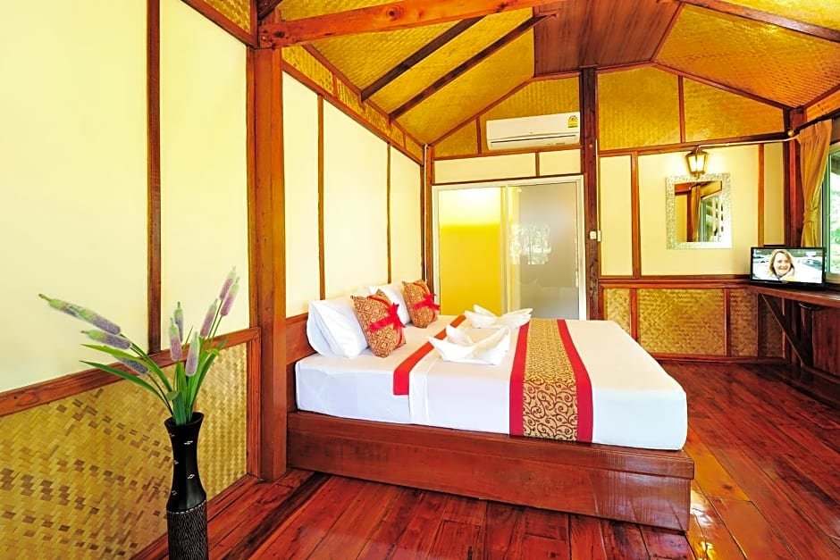 Бунгало Deluxe с балконом и с видом на море Phuphaya Seaview Resort