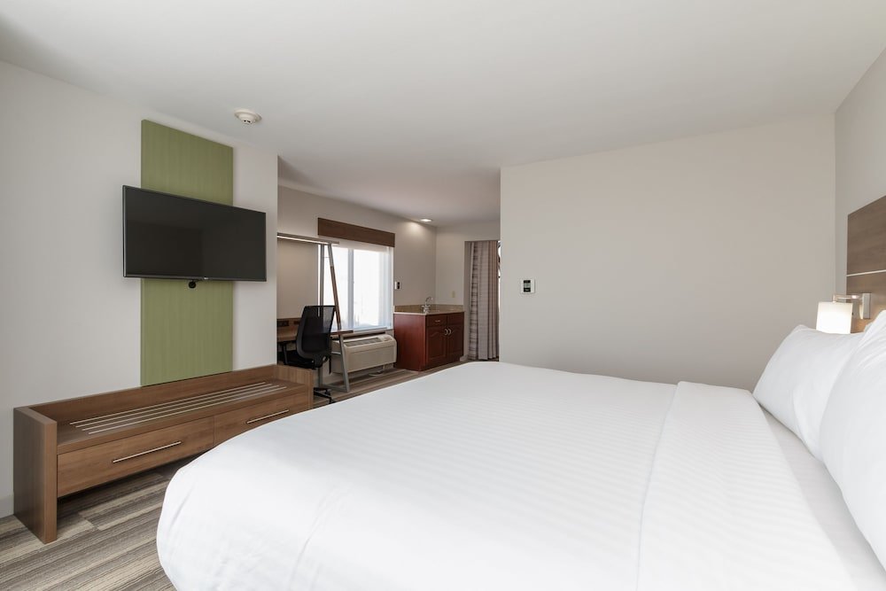 Люкс c 1 комнатой Holiday Inn Express Hotel & Suites South Bend, an IHG Hotel