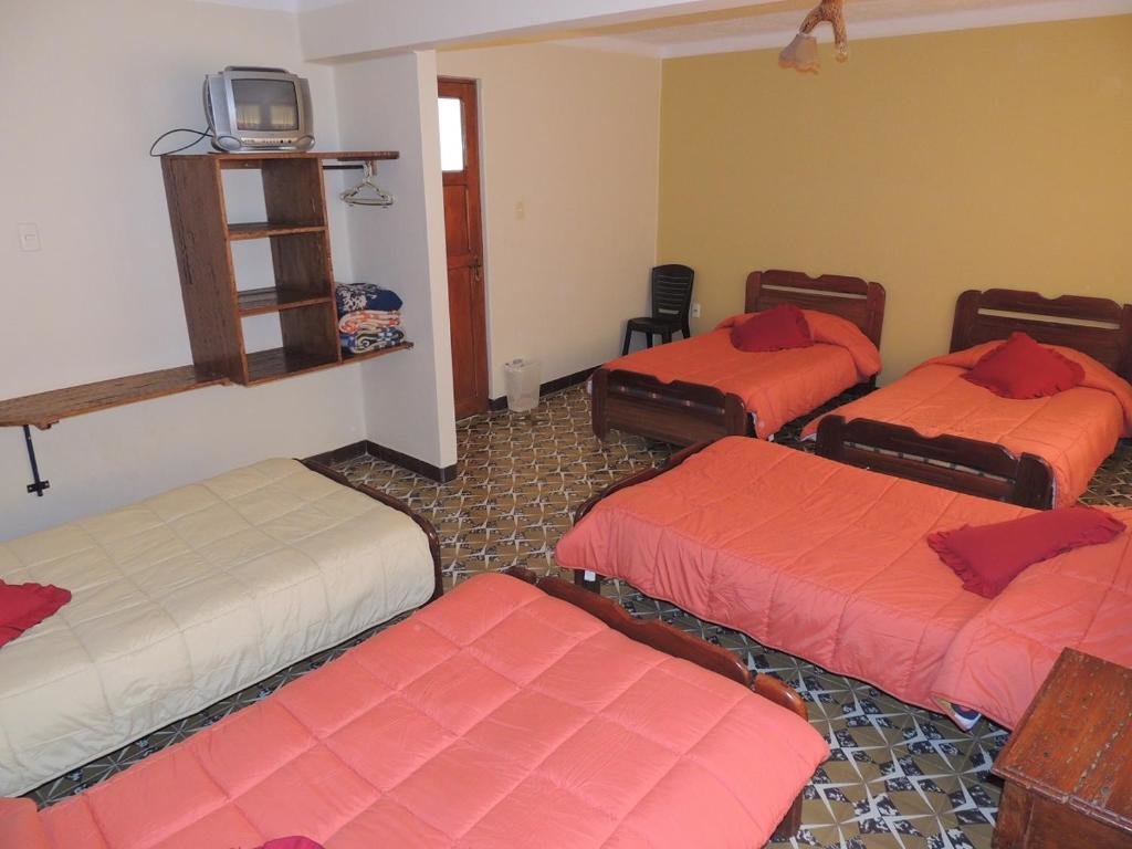 Кровать в общем номере Refugio del Turista