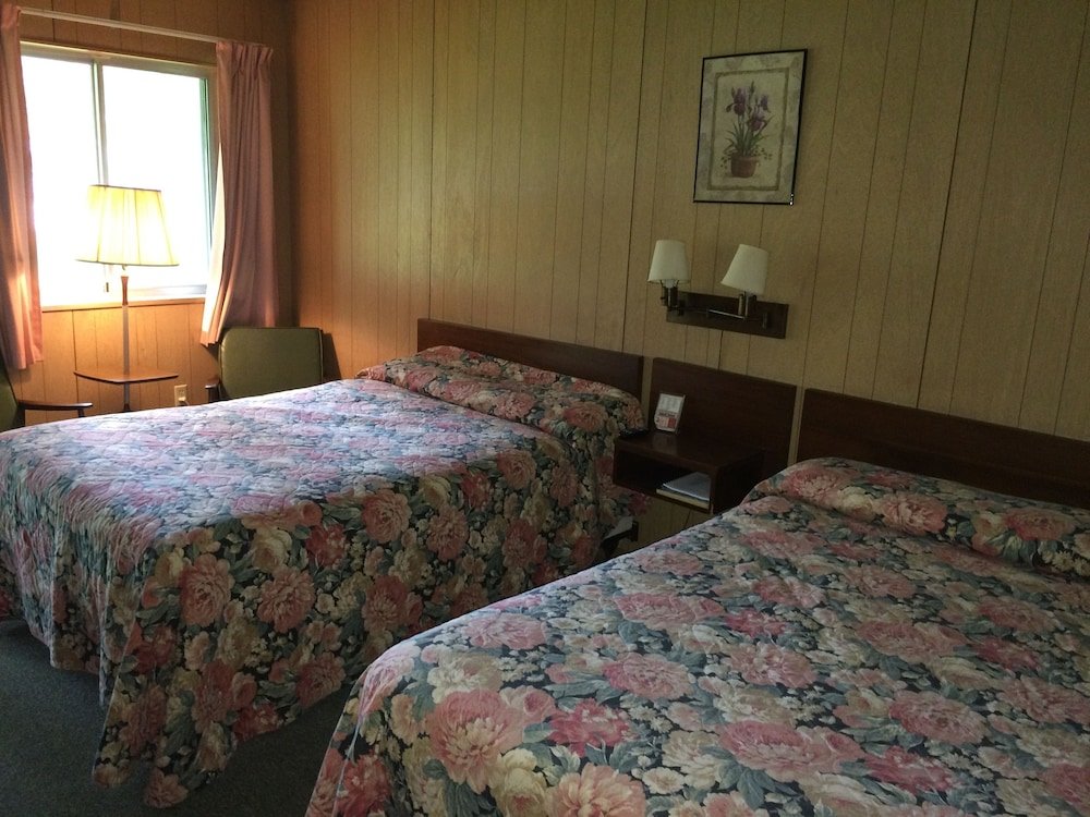 Standard Quadruple room Maples Motel