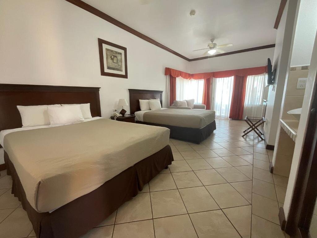 Полулюкс Hotel Cayman Suites