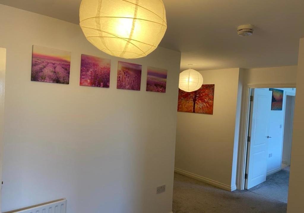 2 Bedrooms Apartment Exclusive Modern 2 Bed Apartment with High Speed WIFI, Free Parking & Balcony overlooking Coldham's Brook & Stourbridge Common Park