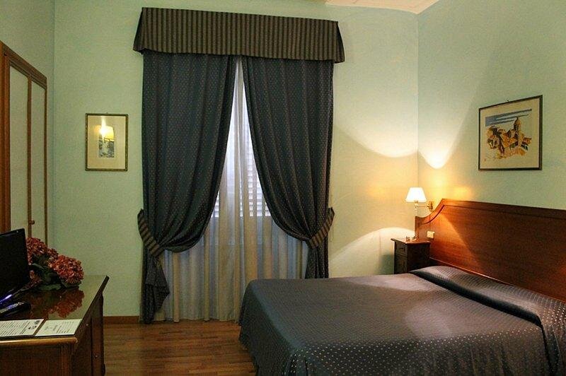 Кровать в общем номере Hotel Fiori
