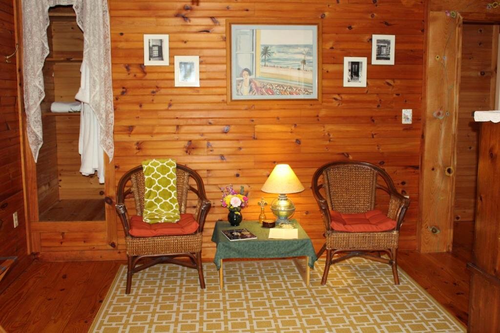 Camera Deluxe Henson Cove Place Bed and Breakfast w/Cabin