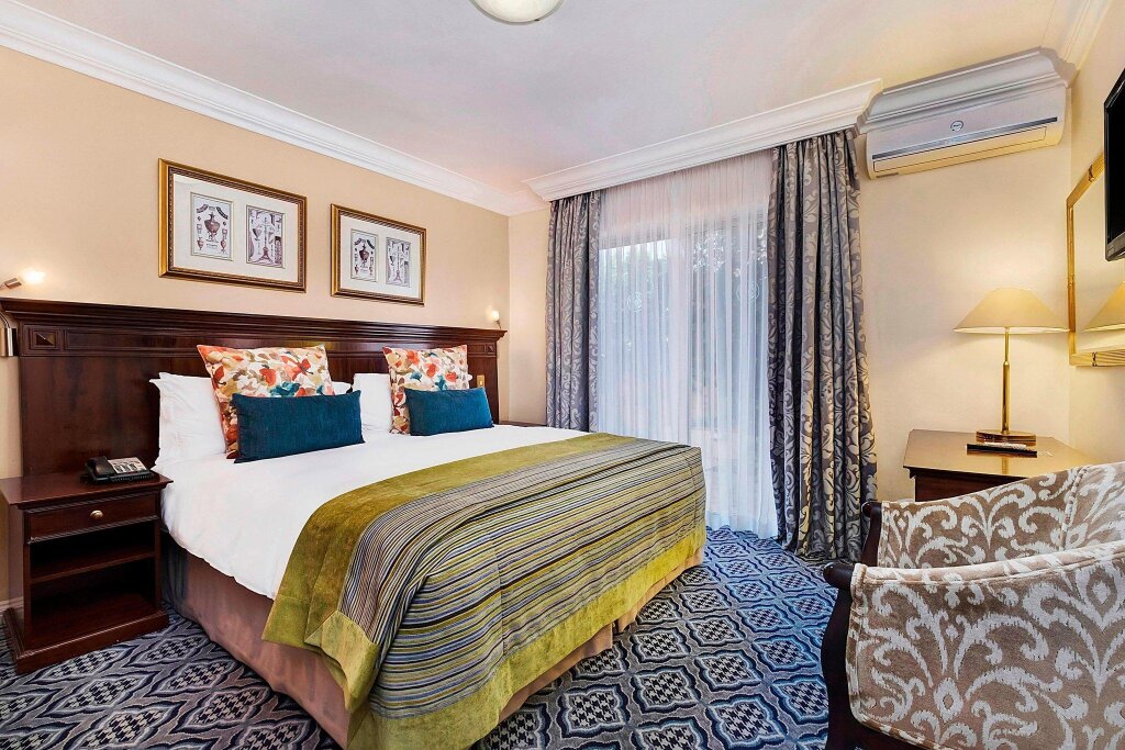 Люкс с 2 комнатами Protea Hotel by Marriott Johannesburg Balalaika Sandton