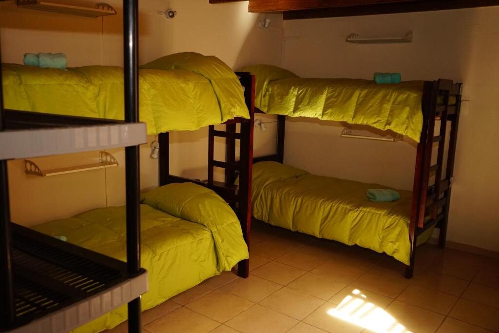 Кровать в общем номере Hostal Mamatierra