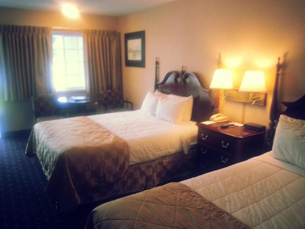 Standard Double room with courtyard view Mackinaw City Clarion Hotel Beachfront